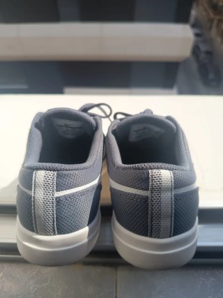Zapatillas Nike Grises y Blancas