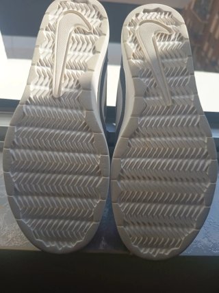 Zapatillas Nike Grises y Blancas