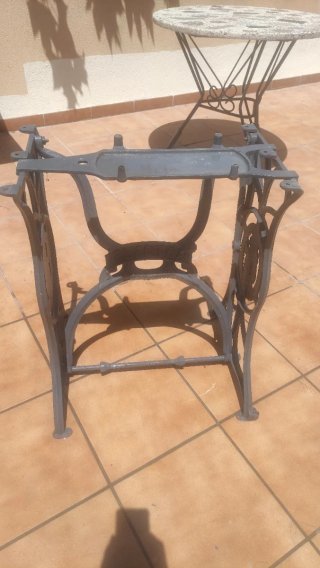 Pie de máquina de coser de fundición