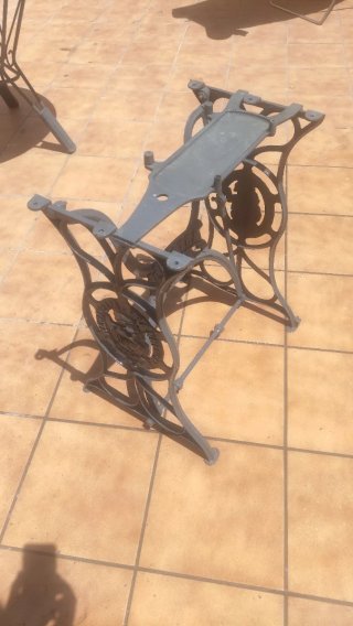 Pie de máquina de coser de fundición