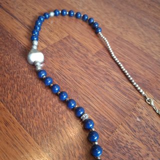 Collar azul con detalles plateados