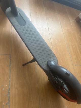 Patinete Eléctrico Negro con Puños Rojos