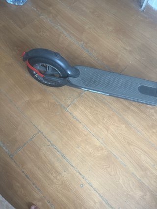 Patinete Eléctrico Negro con Puños Rojos