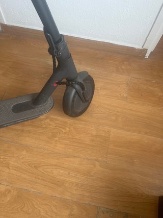 Patinete Eléctrico Negro con Puños Rojos