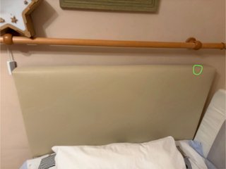 Cabecero polipiel beige con patas de madera