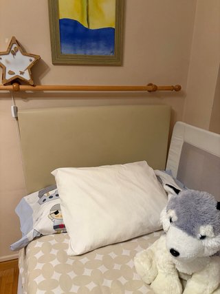 Cabecero polipiel beige con patas de madera