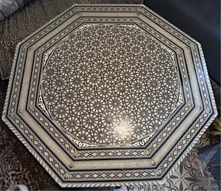 Mesa de estilo árabe grande y amplia