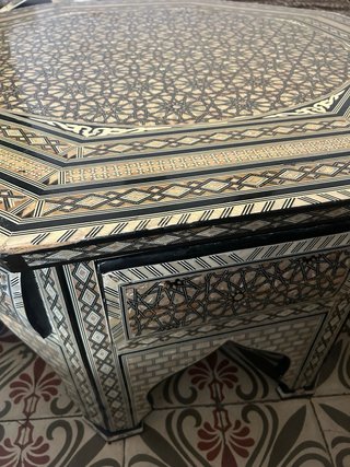 Mesa de estilo árabe grande y amplia
