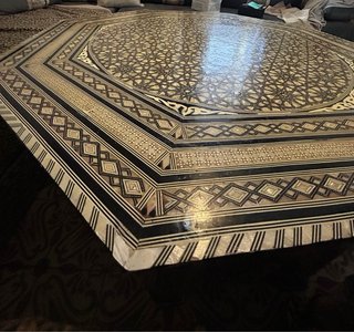 Mesa de estilo árabe grande y amplia