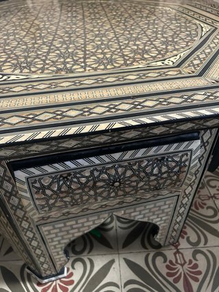 Mesa de estilo árabe grande y amplia