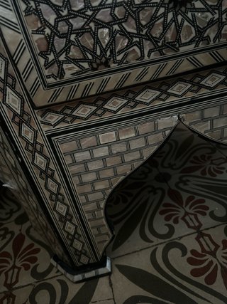 Mesa de estilo árabe grande y amplia