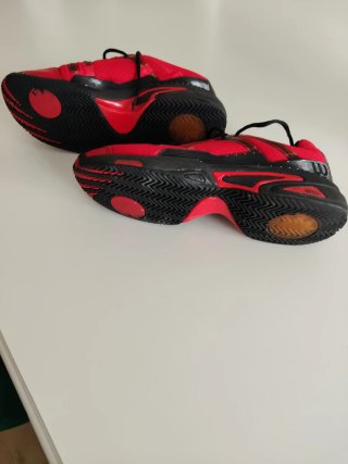 Zapatillas deportivas rojas y negras
