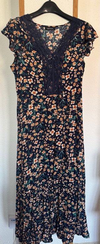 Vestido largo floral azul con encaje