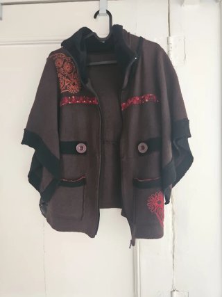 Chaqueta marrón y roja con bordados