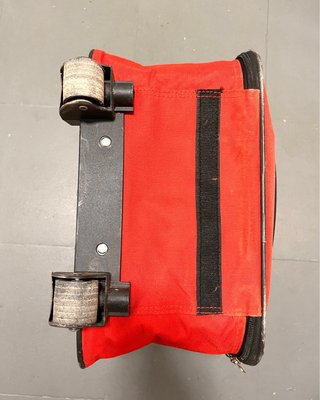 Maleta roja con escudo