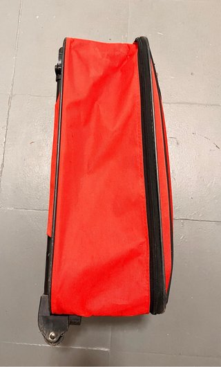 Maleta roja con escudo