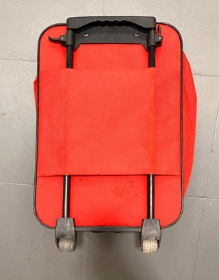 Maleta roja con escudo