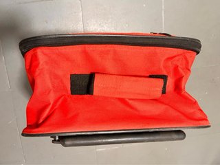 Maleta roja con escudo