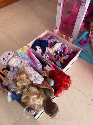Casa Barbie con compelmentos y muñecas
