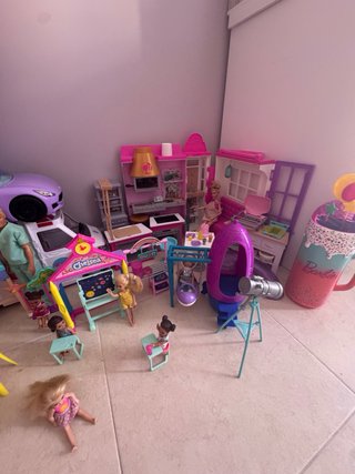 Casa Barbie con compelmentos y muñecas