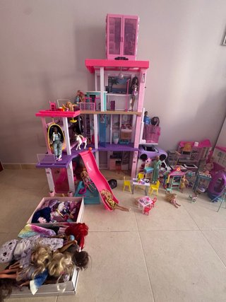 Casa Barbie con compelmentos y muñecas