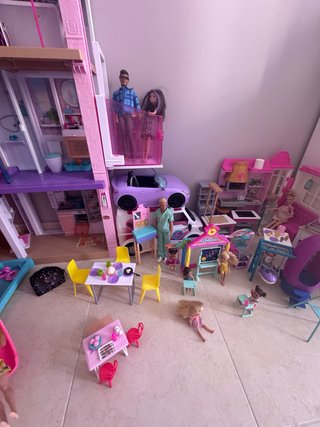 Casa Barbie con compelmentos y muñecas
