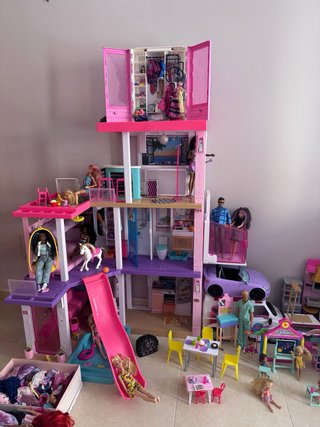 Casa Barbie con compelmentos y muñecas