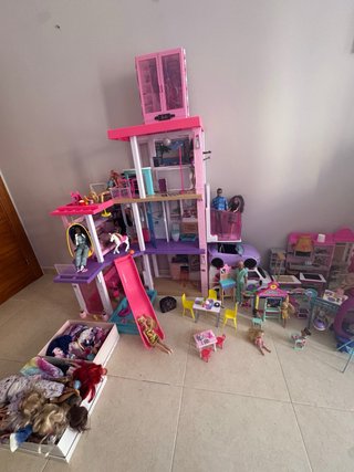 Casa Barbie con compelmentos y muñecas