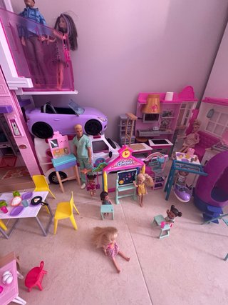 Casa Barbie con compelmentos y muñecas
