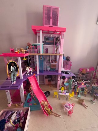 Casa Barbie con compelmentos y muñecas
