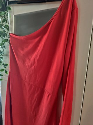 Vestido largo rojo asimétrico