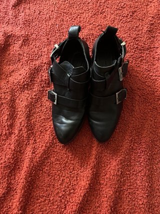 Botas negras con hebillas