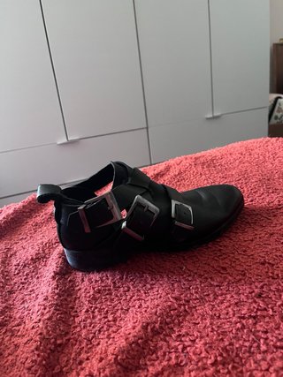 Botas negras con hebillas