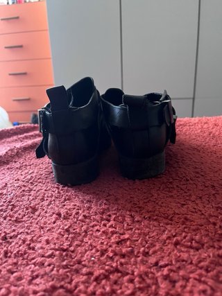 Botas negras con hebillas