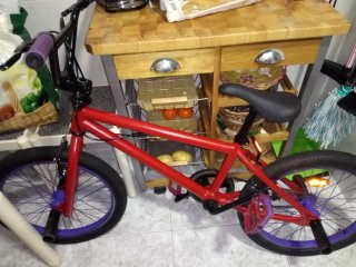 Bicicleta BMX rossa con ruota da 20 pollici