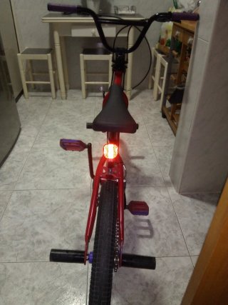 Bicicleta BMX rossa con ruota da 20 pollici