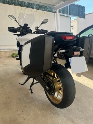 Yamaha Tracer 9 GT Blanca y Dorada