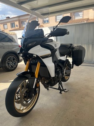 Yamaha Tracer 9 GT Blanca y Dorada