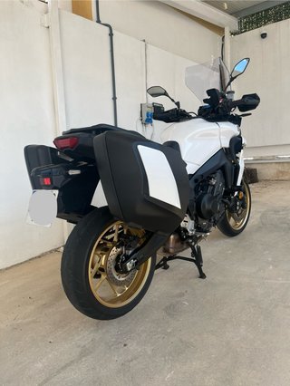 Yamaha Tracer 9 GT Blanca y Dorada