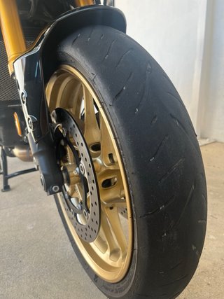 Yamaha Tracer 9 GT Blanca y Dorada