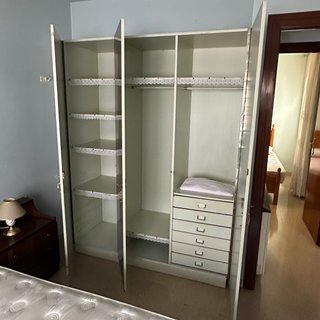 Armari de fusta marró i blanc