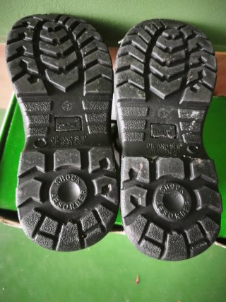 Zapatos de seguridad negros y amarillos nuevos