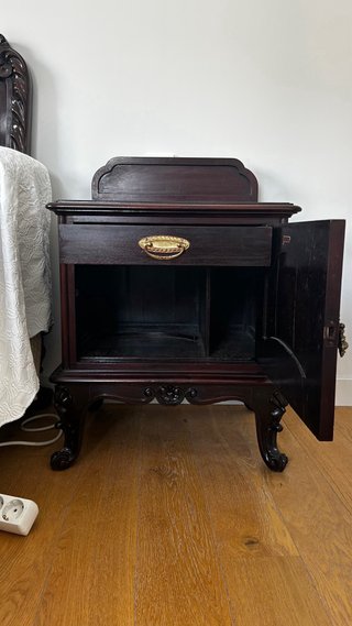 Muebles de caoba: cabecero, mesitas y cajonera