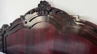 Muebles de caoba: cabecero, mesitas y cajonera