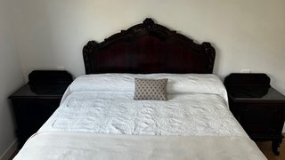 Muebles de caoba: cabecero, mesitas y cajonera