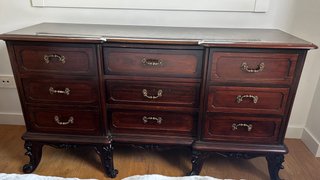 Muebles de caoba: cabecero, mesitas y cajonera