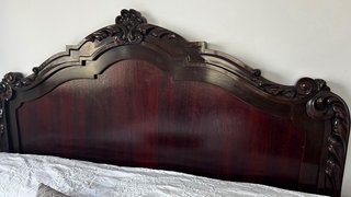 Muebles de caoba: cabecero, mesitas y cajonera