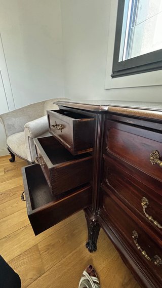 Muebles de caoba: cabecero, mesitas y cajonera