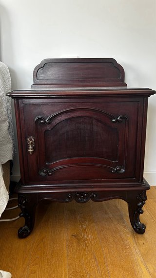 Muebles de caoba: cabecero, mesitas y cajonera