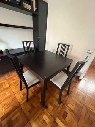 Mesa de comedor extensible y 4 sillas